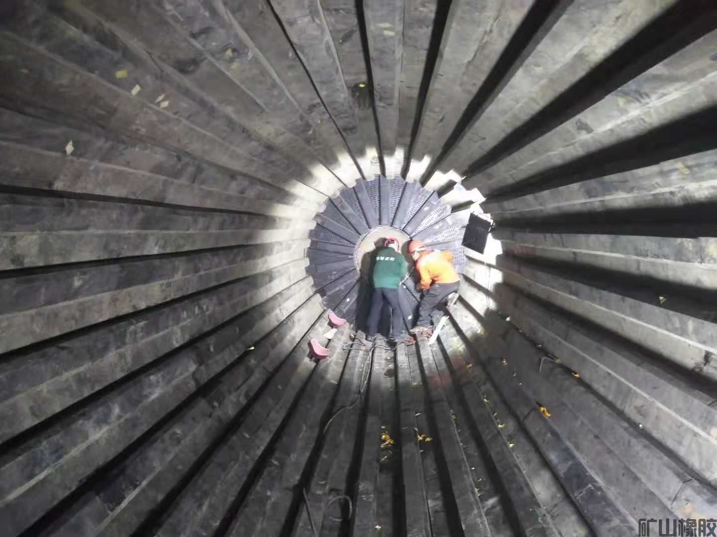 陰歷小年，還有兩名技術(shù)員奔波在安裝一線(圖1)